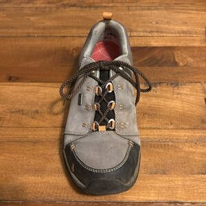 One Shoe Ahnu sneaker 6.5